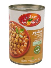 فول مدمس مقشور بالحمص وزيت الزيتون