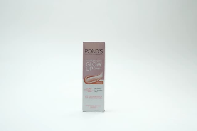 Ponds Glow Up Cream Golden Sunshine 20 g