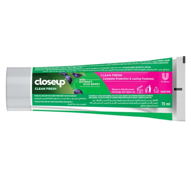 Closeup Clean Fresh Berry Blast Toothpaste