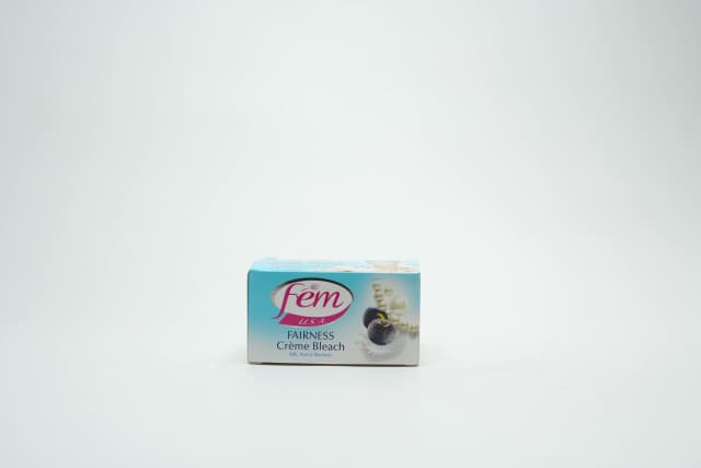 Fem Bleach Milk Pearl/Blueberry Fairness Cream 50 g