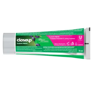 Closeup Clean Fresh Berry Blast Toothpaste