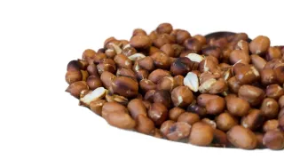الفول السوداني المحمص في الزيت مع القشرة